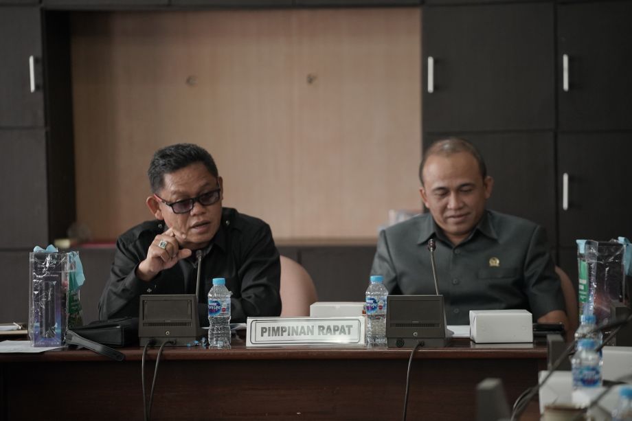 Komisi II DPRD Rapat Kerja bersama Disbunnak dan DLHK