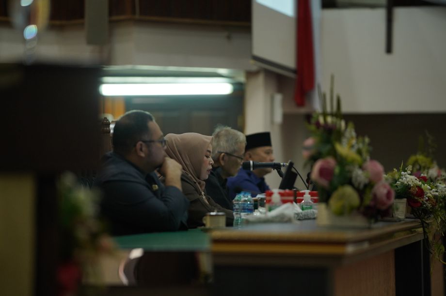 Fraksi-Fraksi DPRD Tanggapi Penjelasan Gubernur Terhadap Raperda APBD Tahun Anggaran 2025